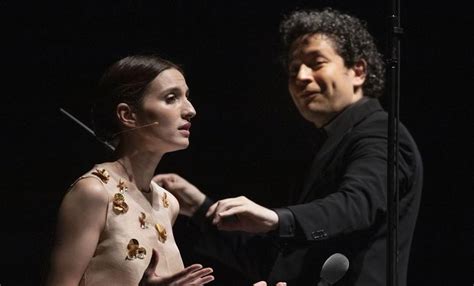 Dudamel con esmoquin y pajarita y valverde con vestido lencero en color berenjena y labios cherry. Gustavo Dudamel y María Valverde: Cómplices en el amor ¡y ...