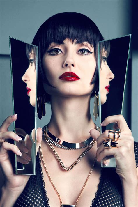 Pin By Redacteddcdwjhm On Read My Lips Photography Poses Mirror Photography Creative Fashion
