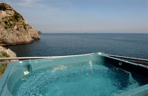 My husband and i stayed here in one of the king suites with whirlpool tub for our 15th wedding anniversary. Rooms' Hotel with hot tube and whirlpool on Amalfi Coast