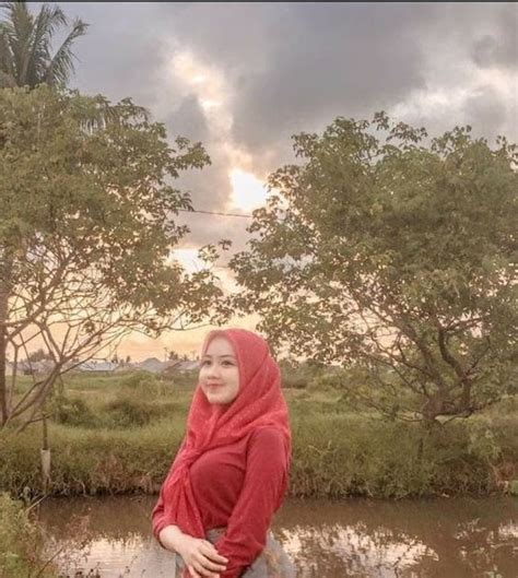Photo Gaya Gadis Berkerudung Merah Di Area Kolam Natural Gadis Cantik Baju Merah ~ Foto Wanita