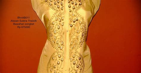 Songket, sejenis tenunan yang menggunakan benang emas. Desainer: Kebaya Sutera & Songket Emas Cantik