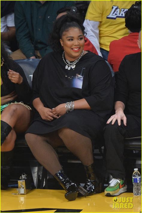 Lizzo Bares Her Thong While Twerking At The Lakers Game Photo 4400597
