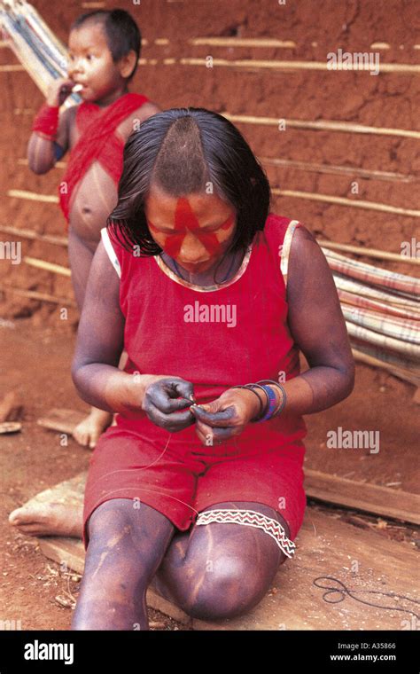 Una Aldea De Indios Kayapo Ukre Brasil Mujer Haciendo Pulseras De Cordón Para El Body Shop