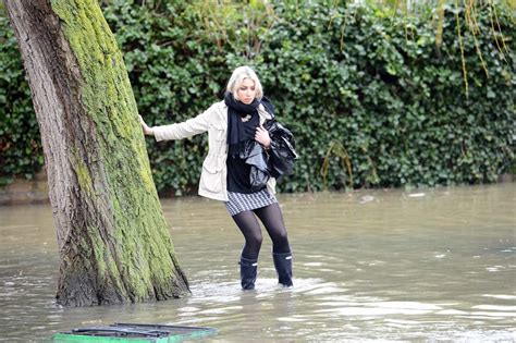 fresh flood warnings are issued along river thames after eel pie island rescue mission london