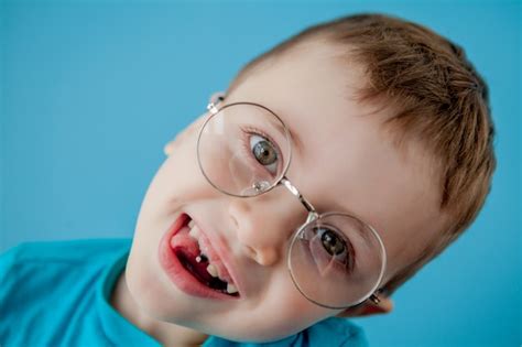 Retrato De Un Niño Sonriente En Unas Gafas Divertidas Colegio
