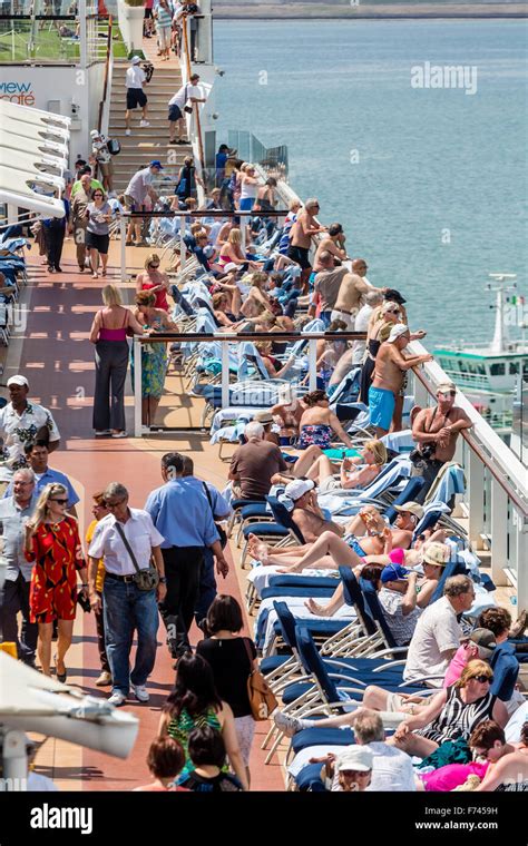 Crowded Cruise Hi Res Stock Photography And Images Alamy