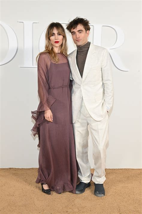 Robert Pattinson Y Suki Waterhouse Posan Juntos Por Primera Vez En Desfile De Dior Vogue