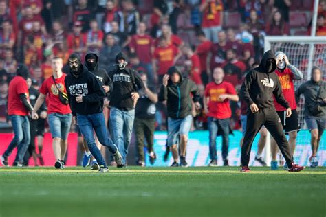 Derby pražských s tradičně přitahovalo tradičně pozornost celé republiky! Sparta Prague fans invade pitch following defeat to Slavia ...