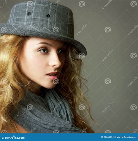 De Jonge Vrouw Van De Blonde Met Hoed En Sjaal Stock Afbeelding Image