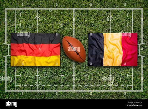 Allemagne Vs Belgique Les Drapeaux Sur Terrain De Rugby Vert Photo