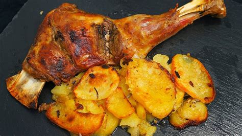 Un cordero asado al horno en sus jugos, sin más ingredientes añadidos. Paletilla de cordero al horno | Receta para navidad - YouTube