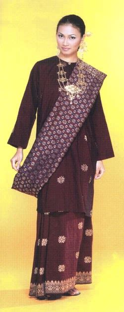 Sedangkan baju tradisional malaysia untuk perempuan adalah baju kurung. Kak Long│Kenali Jenis-Jenis Baju Kurung Mengikut Negeri ...