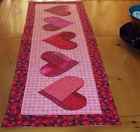 Free Valentine Quilted Table Runner Patterns Three Heart Wreath Blocks