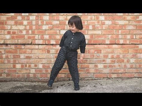 Video diseñan ropa que crece junto a los niños