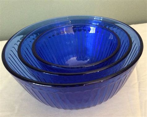 Pyrex Cobalt Blue Glass Set Of Mixing Bowls Etsy Glass Set Blue