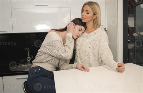 una joven pareja de lesbianas sexy disfrutando de momentos íntimos en un ambiente relajado