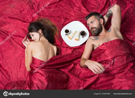Conceito De Amor E Sexo Casal Apaixonado Em Lençóis De Borgonha Fotos Imagens De © Stetsik