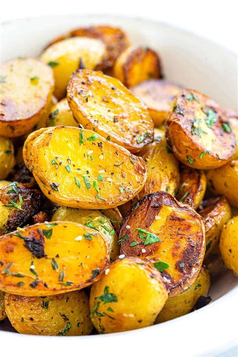 Skillet Potatoes With Garlic And Herbs Recipe Potatoe Dinner