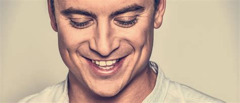 Met nooit alleen zingt niels destadsbader zijn nieuwste hit uit 2020. Niels Destadsbader in de kinderschoenen | Kursaal Oostende