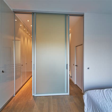 Les portes de placard en exemple se composent de trois portes modã¨le solo en coloris graphic et miroir gris. Portes coulissantes sur mesure