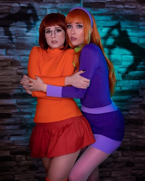 Pin By On Cartoons And Fairytales Daphne And Velma Velma