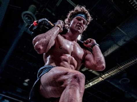Get Abs By Walking Lifting Eating Well Says Athlete Hunter Mcintyre
