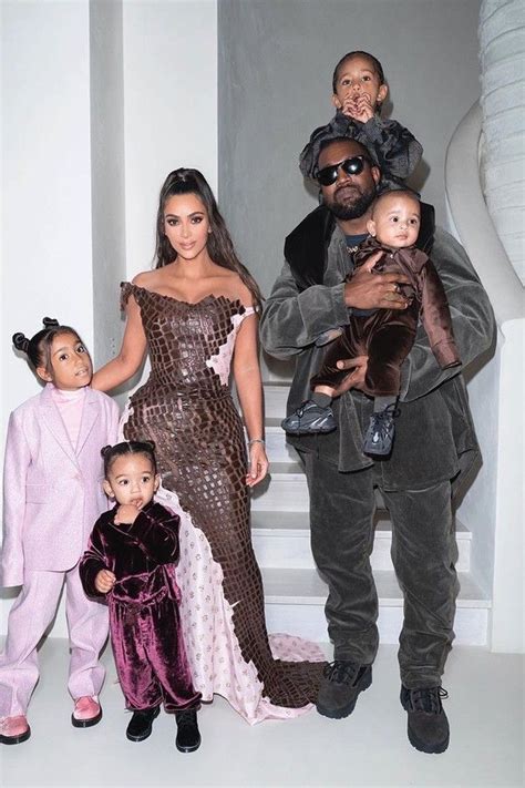 Este Brech Vende As Roupas Mais Perfeitas Dos Filhos Das Kardashians Kim Kardashian Kanye