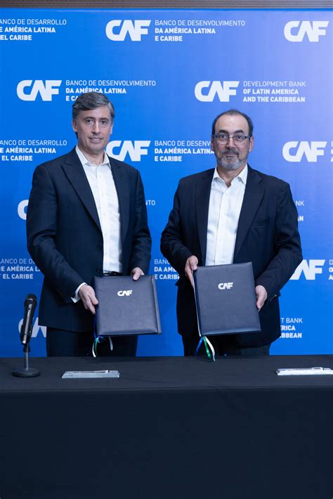 Caf Y Microsoft Firman Acuerdo De Colaboración Para Impulsar El