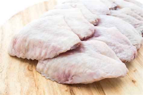 Kulit ayam krispi merupakan makanan kesukaan banyak orang. Resep Kulit Ayam Panggang Krispi yang Maknyus