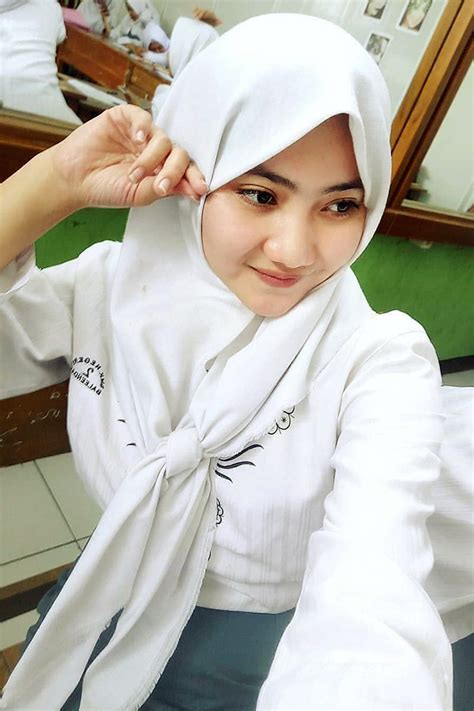 6 tutorial hijab segi empat simple untuk anak smp sma kuliah. Foto Cewek2 Cantik Lucu Berhijab Anak Remaja Sma - Kecil