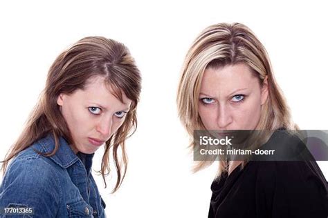 두 화난 여성 얼굴 뷰어 2명에 대한 스톡 사진 및 기타 이미지 2명 갈색 갈색 머리 Istock