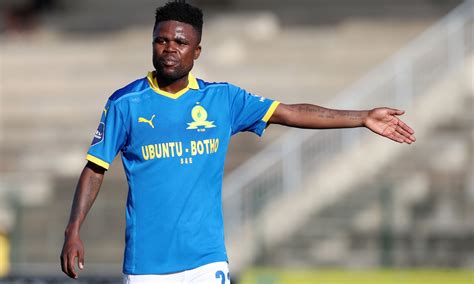 Erasmus crosses from the left for mamelodi sundowns. PSL | Golden Arrows vs Mamelodi Sundowns - Mamelodi ...