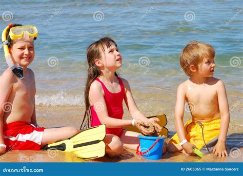 Niños Que Juegan En La Playa Imagen De Archivo Imagen De Muchacho
