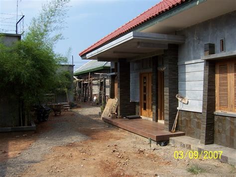 Pagar rumah minimalis dari batu alam memang memiliki tempat tersendiri di hati banyak orang. Pemasangan Batu Alam di Teras Samping Rumah