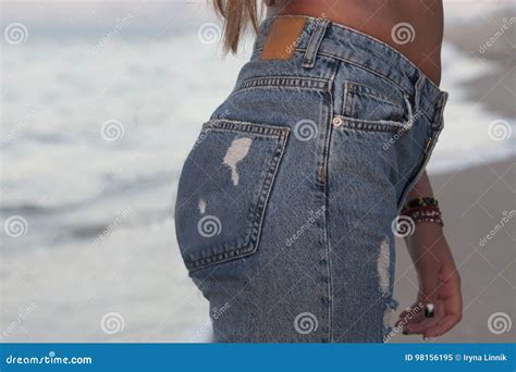 Sexig Perfekt Kvinna I Jeans Mot Havet Tillbaka Sikt Mellersta