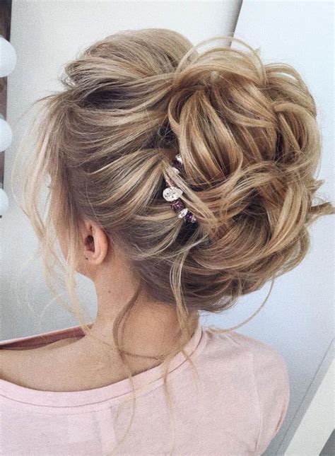 If you have a wedding to attend whether as a guest or as one of the bridal party perhaps even the bride then choosing the perfect wedding hairstyle is an essential part of. 25 Beautiful Wedding Guest Hairstyle Ideas 2019 - SheIdeas