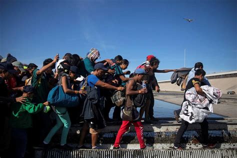 En Imágenes Las Caravanas De Inmigrantes Llegan A La Frontera Entre
