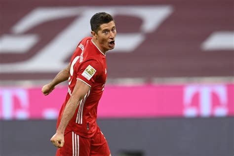 L'attaquant du bayern munich et de la pologne, robert lewandowski, termine. Lewandowski hits four as Bayern Munich win seven-goal thriller | Sports & Fitness | The Vibes