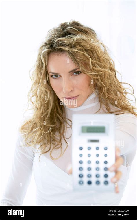 Frau Zeigt Einen Taschenrechner Mujer Mostrando Pocket Calcualator Fotografía De Stock Alamy