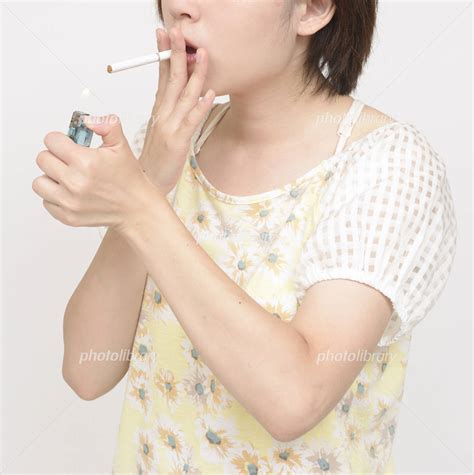 タバコを吸う女性 写真素材 [ 6729197 ] フォトライブラリー Photolibrary