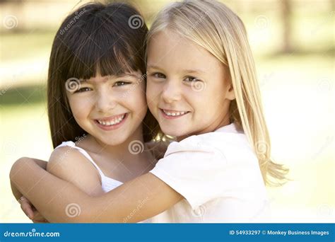 2 Junge Mädchen Die Umarmung Sich Geben Stockbild Bild Von Lebensstil Umarmen 54933297