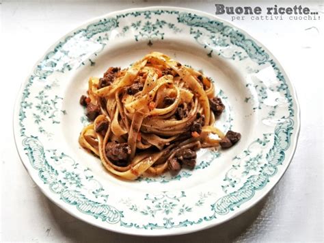 Ricetta del ragù di pollo con ingredienti e preparazione passo passo per ottenere un delizioso ragù di versare tre cucchiai di olio in un tegame. Ragù di fegatini di pollo | Buone ricette... per cattivi ...