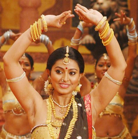 Sneha Showing Her Natural And Lickable Armpits In Movie