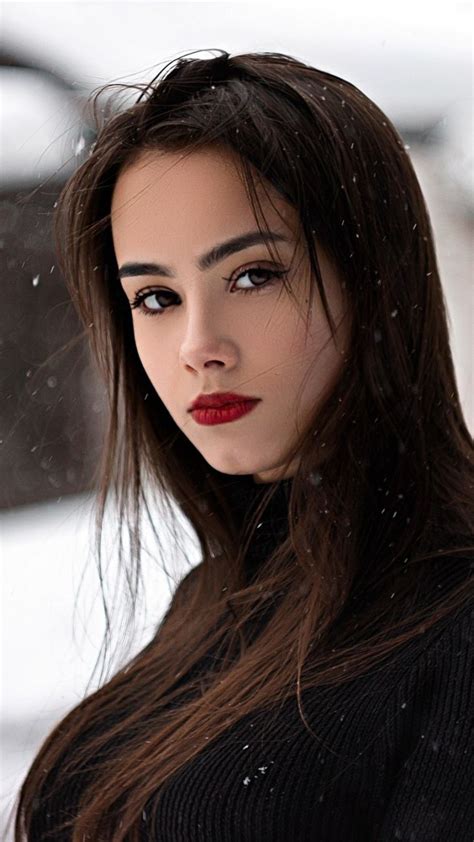 snowfall woman model red lips portrait 720x1280 wallpaper belleza mujer chicas de belleza