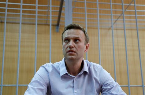 denuncian que alexei navalny principal opositor de putin fue sacado de la cárcel en la que
