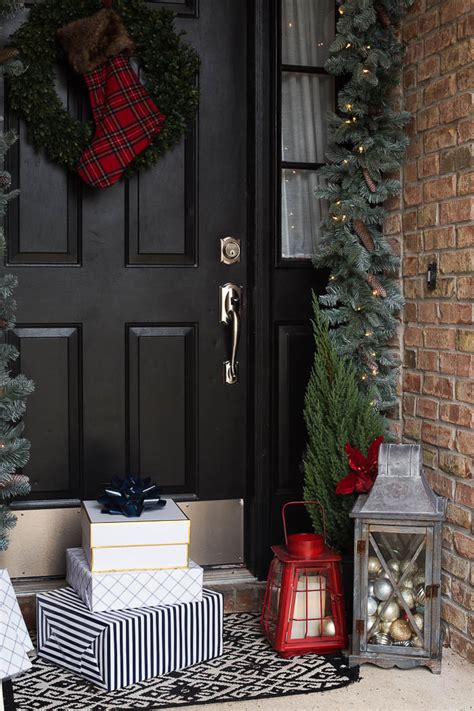 Mar 18, 2021 · place a rolling cart on your front porch and add a mix of seasonal decorating pieces, potted plants and flowers. Best Holiday Porch Decor Ideas - 4 Essential Elements