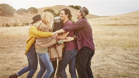 En el día del libro creemos que puede favorecer la comunicación internacional entre lectores, autores, librerías, editoriales, escritores, bibliotecas, poetas, ilustradores y grupos literarios. Los abrazos mejoran la salud y ¡Son gratis! Hoy es Día ...