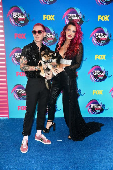 Teen Choice Awards 2017 Bella Thorne Pairs Hot Pink Hair With Glitter Contour Teen Vogue