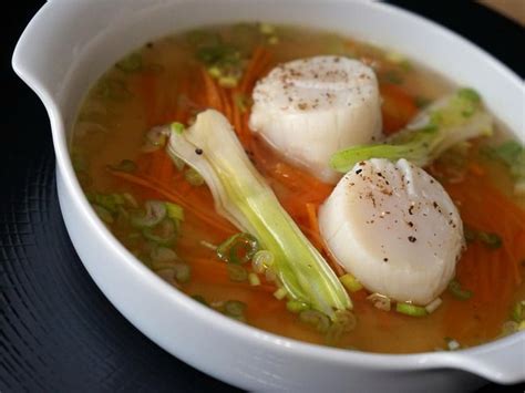 Nage de Saint - Jacques aux petits légumes et bouillon dashi