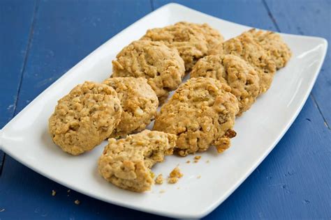A touch of brown sugar ensures crispy edges. Low Sugar Oatmeal Cookies Recipe - Chef Dennis